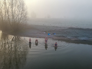 winterzwemmen-door-leden-zelf-georganiseerd-feb-in-de-mist-300-px 2